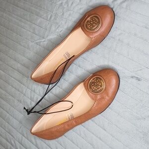 NWT. Liz Claiborne flats 8